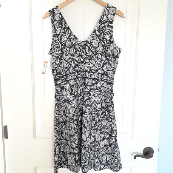 NWT Title Nine Dream Dress Updated V-Neck Pockets in Sparkler Black Size M - Picture 2 of 16